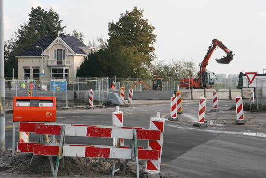 Vanaf het kanaal gekomen zien we dit beeld opdoemen. Links een brievenbus van PostNL in de verdrukking, een zee aan bakens om verkeersstromen te markeren, een dragline, het fraaie huis van de familie Kruisinga....