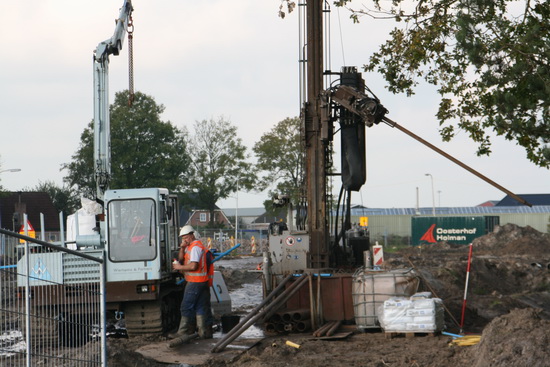 De bijzondere machine aan de rand van het tunnelterrein, achter de huizen aan de westkant van de Langestraat Zuid. (Het klinkt ingewikkelder dan  het is...) Wiersema en Partners zijn hier bezig.  Een vriendelijke GMB'' er legde me uit dat het niet om bodemonderzoek gaat. Er wordt een buis zo''n 20 meter de grond in gebracht. IN die buis komt een geavanceerd meetapparaatje. Zodra er wordt gegraven (maandag over een week begint het...) en de aardlagen laten iets ongewoons opmerken, laat het apparaatje dat weten. Een alarmsysteem dus.  Er is aan zo goed als alles gedacht!