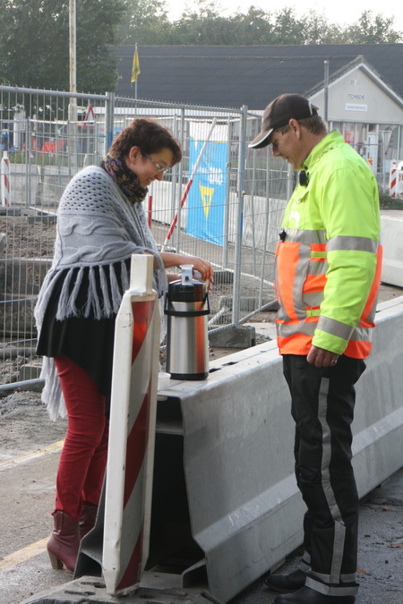 Iets heel anders, maar ook heel belangrijk: De verkeersregelaars worden voorzien van een bakkie troost, vanuit de GMB-veste neem ik aan (voormalig La Lignapand). Prima!
