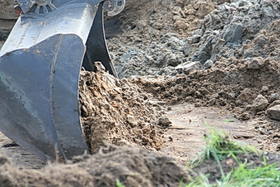 Graafwerk aan de overkant van de N355, als je de Schippersstraat uitloopt. Het domein van HAK, vakwerk wat leidingen betreft. Kabels, maar ook waterleiding bijvoorbeeld. 