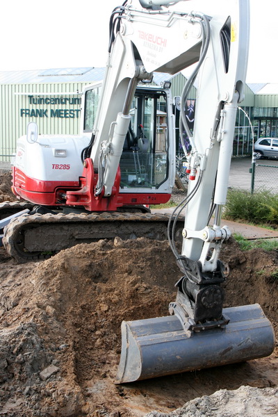 De schep is van deze graafmachine... Nee, er komt hier geen fietstunnel onder de N355 door.... Louter leidingen...
