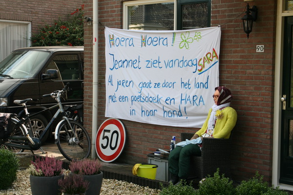 Teruglopend via de Langestraat Noord passeren we een originele Sara. Van harte gefeliciteerd!