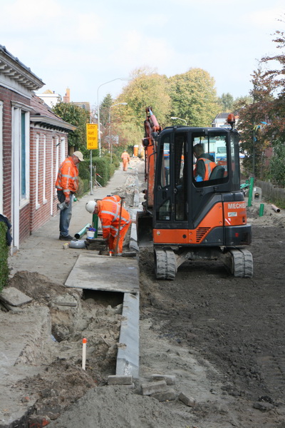 Zon over de Noorderweg. Laatste klussen voordat donderdag de asfaltering plaatsvindt....