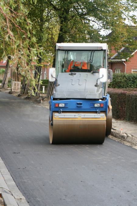 Een KWS-solist op de roller die er een nog vlakkere straat van maakt. Als het nu maar lange tijd zo blijft.... (Vrijdagsavonds zaten de eerste illegale auto's al weer op de rijbaan...)