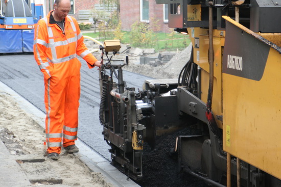 Al kijkt deze man in oranje werkplunje vooral naar het scherm op de hoek van de machine. Wat geeft dat scherm aan eigenlijk? Toch geen YouTubefilmpjes...