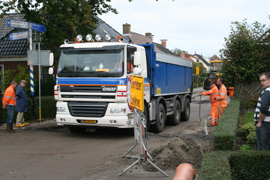 Een nieuwkomer die even de weg kwijt was en daardoor aan de late kant is... Wel een mooie vrachtwagen, al kan ik niet zien van welke firma... Uit Friesland, want er staan plaatjes op van de watertoren uit Sneek...