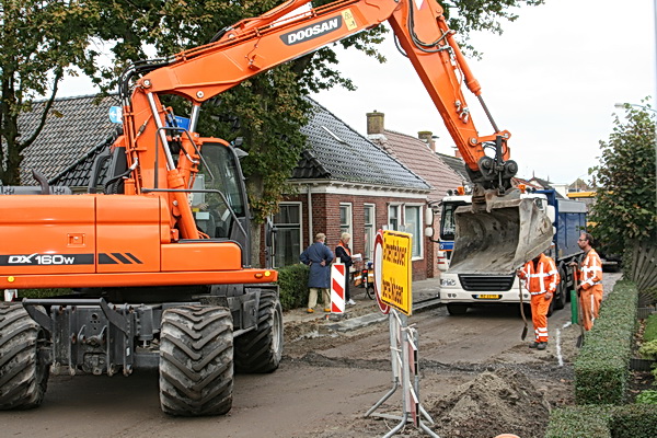 Dit is die grote oranje grijper waarvoor onze postbestelster niet zo maar een twee drie aan de kant ging... Even een hoopje wegwerken....