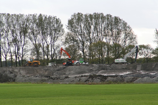 Foto vanaf de Spanjaardsdijk, we komen met een ruime bocht naderbij, er is leven in de wegverleggingsbrouwerij...