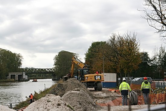 Aan de noordkant van de verzinkingsplek wordt ook nog flink geklust. Ik zal ze niet langer storen.....