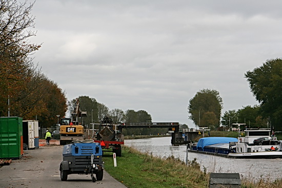 Ook nog even aan de westkant gekeken, maar nee, daar word ik ook niet veel wijzer van....