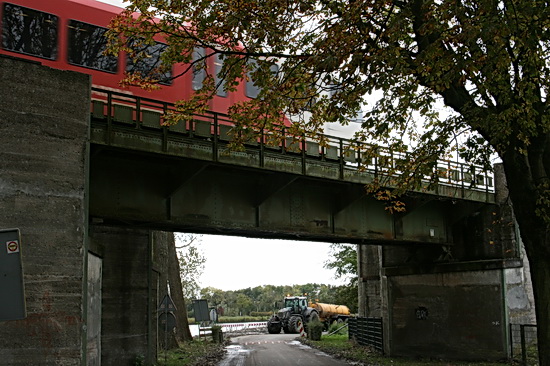 Arriva raast over de oude spoorbrug, terwijl aan de andere kant wordt schoongemaakt. Even kijken??!