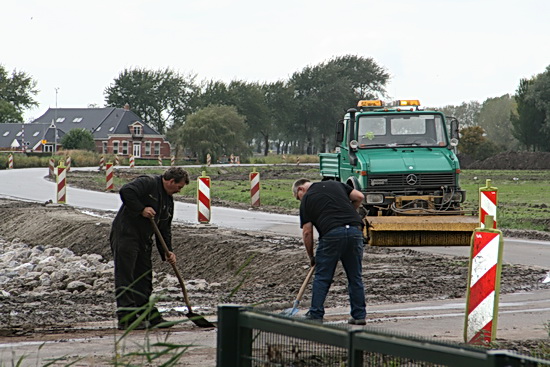 Soms zijn de simpele huis- tuin- en keukengereedschappen het meest doeltreffend... De twee enige werkers hier op vrijdagmiddag? Wat een rust!