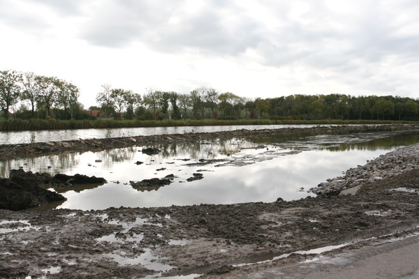 Prachtig gezicht trouwens, als je zo uitkijkt over het verbrede kanaal. Martens en Van Oord komen hier het kanaal verder "behandelen"...  Verbreden en verdiepen...