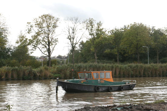 Een opvallend onopvallende bootje trekt de aandacht van de schoonmakers en van mij.... Een peilboot? Of een spion van de baas van de reinigers? Knol uit Akkrum.... Knol? Geen naam voor een boot(je)....