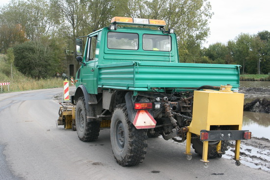 De veegauto.... De arbeidsomstandigheden lijken me hier niet ongunstig. Een eigen minibar, gekoppeld aan de veegauto...