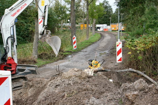 Diverse leidingen, ongetwijfeld. En niet onbelangrijk: de waterleiding! Allemaal als uitvloeisel van het besluit de N355 te verleggen, met een tunnel en een vaste hoge brug.
