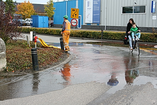 Hier op de hoek van Industrieweg en Transportweg wordt goed zichtbaar dat het dus óók om de waterleiding gaat.... Uitproberen? Druk verminderen?
