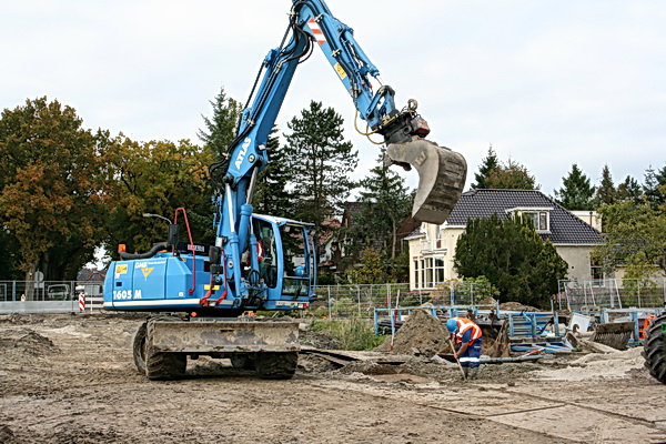 De grijper toont de blauwe huiskleur van de GMB, net als vele helmen en hesjes...