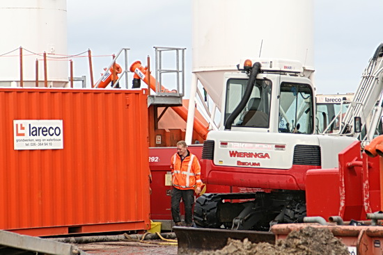 Hier zijn de kleurenadviseurs van GMB te gemakkelijk aan voorbij gegaan. Het Lareco-oranje en het Wieringa-rood doet als dominante combinatie zeer aan de ogen....