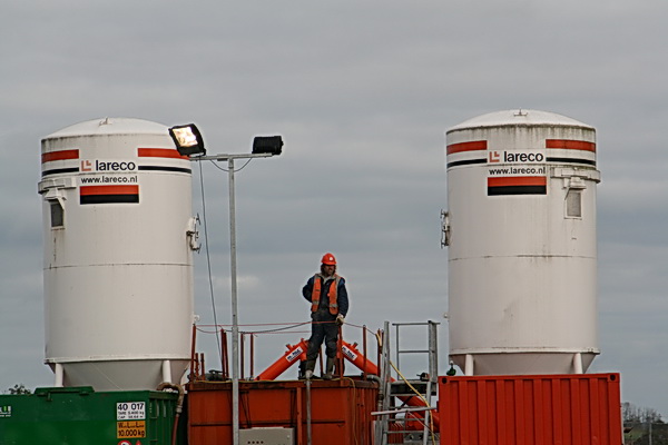 Als een Romeins keizer staat deze bebaarde Lareco-man frontaal tussen de beide moderne 'pilaren'... 