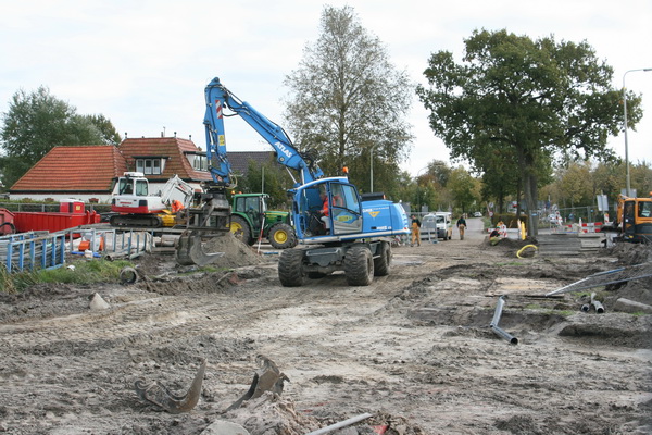 Vanaf de noordkant kijkend richting brug over het werkterrein van deze blauwe grijper.  Weg weg.... Route waar je duizenden keren bent langs gelopen, gereden....