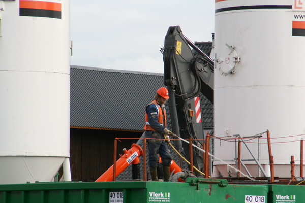 Op het Lareco-bordes is de bebaarde werknemer aan een spuitklus begonnen. Hoe dan ook, we blijven een keurig volkje....