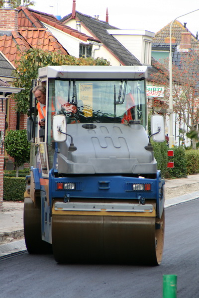 Met de asfaltroller nemen we afscheid van een geanimeerde vrijdag 18 oktober!  Eigenlijk zou je zo'n  straat enkele dagen in ongerepte staat moeten kunnen bewonderen. Al was het alleen maar om respect te tonen voor de makers en de bewoners. Een hoog welvaartspeil! (Maar minder vanzelfsprekend dan we wel eens denken...)