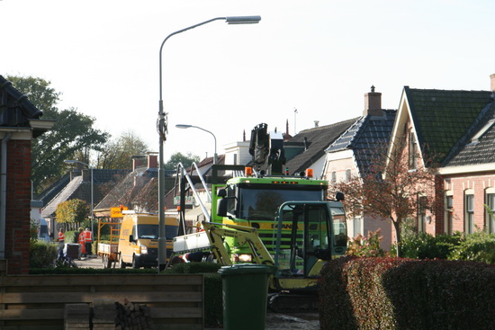 Blik gericht vanuit de Norritsstraat op de drukte in de Noorderweg, richting Buurtsuper. Verwarrend beeld door de diverse gelijktijdige klussen...
