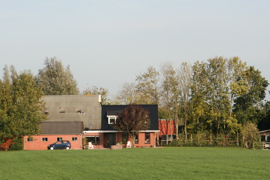 De boerenstee van Stenekes, geen boerderij, maar buitenplaats met verhuurbare ruimtes en een grote werkplaats voor timmerman Job.