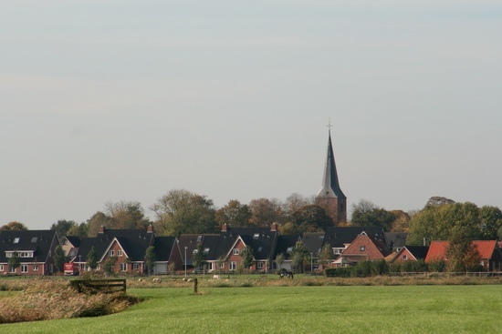 Vanaf een dwarsstuk van het betonpad: profiel van het dorp Noordhorn, aan de oostkant. Gedeeltelijk. Kijk, Jacob Boekel heeft zijn Oostenrijkse brandweerauto op de oprit staan, toekomstig vakantievervoermiddel annex verblijfruimte.
