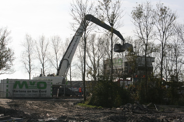 Aan de noordkant vanaf het omleidende fietspad een tegenlichtkiek van de aardedistributieplek van Martens en Van Oord.