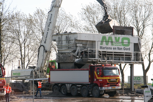 Een vrachtwagen van Zwama (Grijpskerk) staat gereed om zijn lading uit de bak te ontvangen. En dan maar weer de lange weg via het nieuwe wegtracé naar de 'stortplaats'...