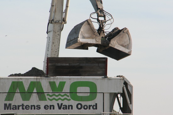 Stijlvol beeld, reclame voor Martens en Van Oord, zo lijkt het wel. Een van de belangrijke partners als het om de uitvoering van de werkzaamheden gaat 'ter verruiming van de vaarroute Lemmer/Delfzijl'...