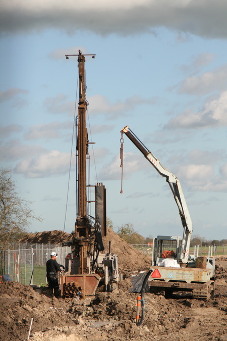 Dit is die machine van Wiertsema en Partners, waarmee buizen de grond in geboord worden.... En dan in die buis, 20 meter diep, gevoelige meetapparatuur. Geeft meteen door als er iets fout gaat... 