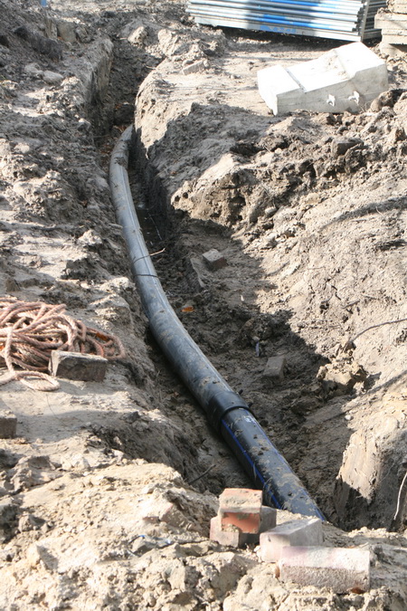 Een waterleidingbuis ter omleiding.... Anders komen de aanwonenden rond het tunnelterrein zonder water te zitten.... Maar, als het graven van de tunnel dan tot hier vordert? Dan wordt deze omleiding weer omgeleid....