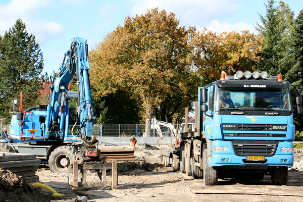 Zo'n tunnelterrein, net of je in een kijkdoos kijkt... Altijd wat te zien, waarheen je ook je blik wendt.... O.a. rijplaten opruimen....