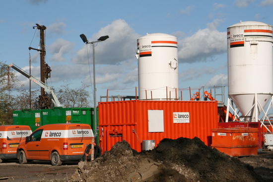 Nog steeds domineert het oranje van Lareco, het rood van Wieringa is uit beeld... Zijn die lampen nieuw? Maar als hier straks wordt gegraven, dan moet deze Lareco-installatie toch ook verdwijnen? 