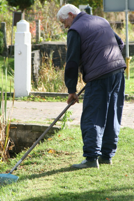 Onze Midhorn-correspondent en wegverleggingswatcher ter plekke, Jan Thijs de Haan, zoekt afleiding in opruiming. Nu er zoveel belangstelling is van de media, zal deze buurt zich pico bello presenteren!