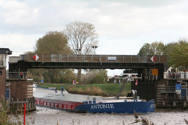 Huidige scheepvaart op het Van Starkenborghkanaal. Hier de "Antonie", ruim 3000 ton.