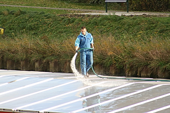 Hier passeert de "Antonie" met reiniger de hangplek aan de overkant. Prettig te zien hoe zorgvuldig de bemanning  met de boot omspringt....