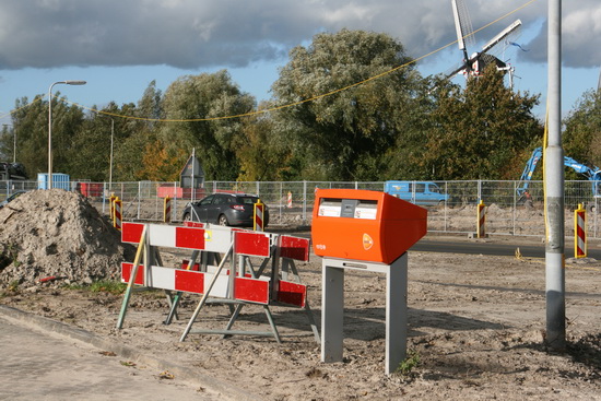 De PostNL-brievenbus, niet passend bij het rood-witte schrikhek, is weer goed bereikbaar! (95 % van de post wordt de volgende dag bezorgd!)