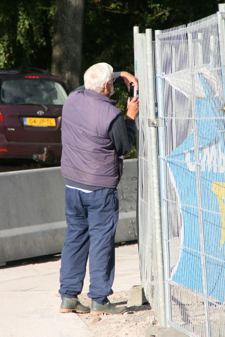 Actiefoto van collegakieker Jan Thijs die met zijn beelddagboeken regelmatig verslag doet van de vorderingen op en rond het tunnelterrein (tot in de wijde omtrek, desnoods op halve laarzen...)
