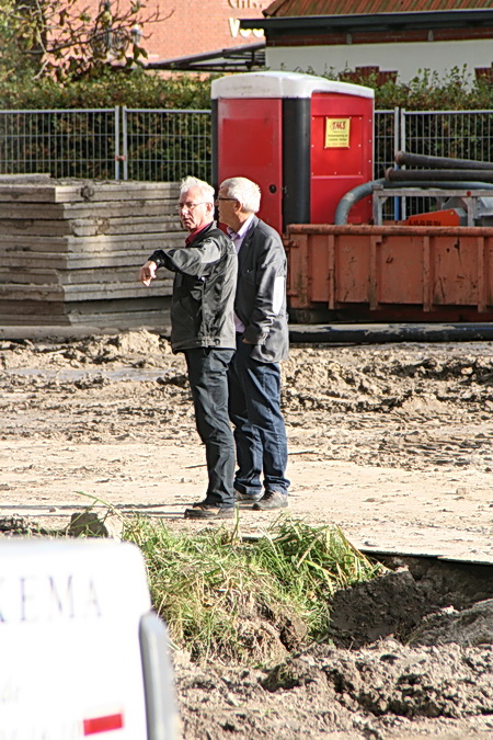 Wat krijgen we nou????! Tunnelterreinbuurman-Zuid Willem W.  die helmloos met zwager en al de veiligheid van het binnenterrein komt testen.... Waar blijft de bewaking??!!