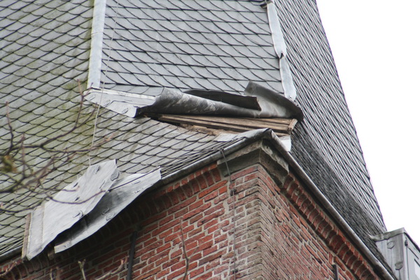 De stormschade wat nauwkeuriger in beeld. Is te repareren gelukkig...