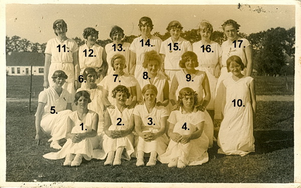 JanT Groepsfoto meisjes schoolfeest+nummers verkl