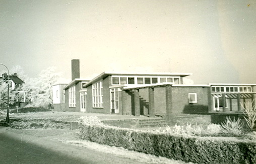 De nieuwe Openbare Lagere School aan de Oosterweg in Noordhorn, in 1956....