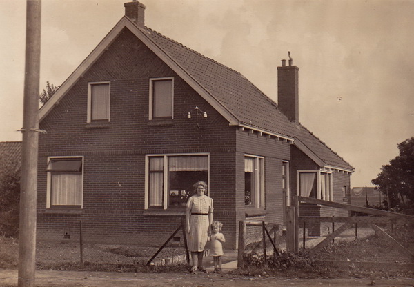 Moe Bakker met de jonge Hilly voor het huis aan het Hamsterpad, de een na laatste woning.