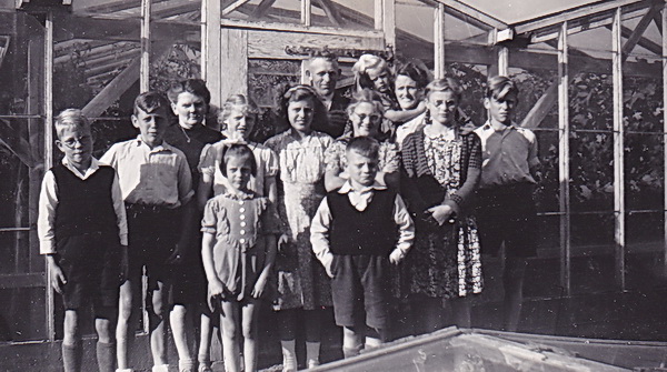 Arie Schelling met broers en zussen tijdens de vakantie in 1948 voor de kassen van Klaas van Dijk en zijn vrouw, Noordwijkweg.