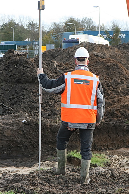 De rotondewerker die ik vergeleek met een schildwacht uit de Middeleeuwen, lans in zijn hand, helm op het hoofd...
