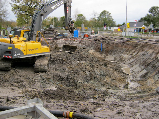 Nee, de werkzaamheden liggen niet stil, de informatie van Jan Thijs de H. (Midhorn-correspondent  en verleggingswatcher) was deze keer niet betrouwbaar.... (Hij kan daarmee zijn sollicitatie naar een hoge NSA-functie wel vergeten!) Er wordt intensief gegraven, geen archeologische tegenstand....